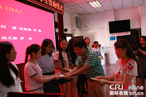 图片默认标题_fororder_为学子发助学金