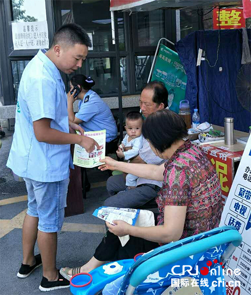 图片默认标题_fororder_向群众发放资料