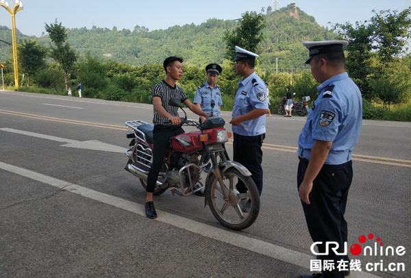 图片默认标题_fororder_喜捷镇派出所正在对未戴安全头盔的驾驶人员进行道路交通安全宣传