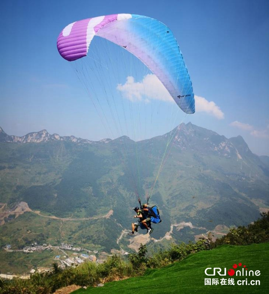 贵州六枝举办牂牁江国际滑翔伞特技大赛