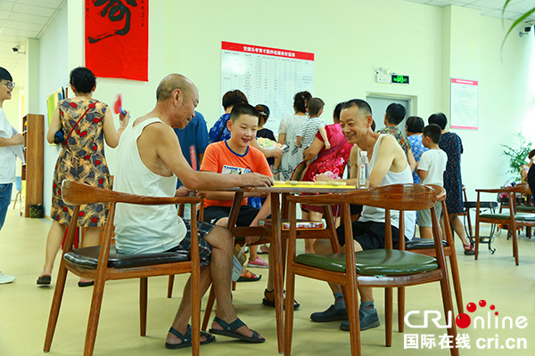 图片默认标题_fororder_老人们走进服务中心体验（摄影：葛旺）