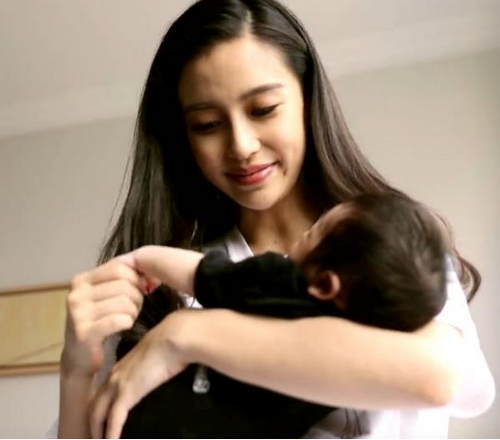 《奔跑吧》baby带小海绵出镜 热巴紧张卖力