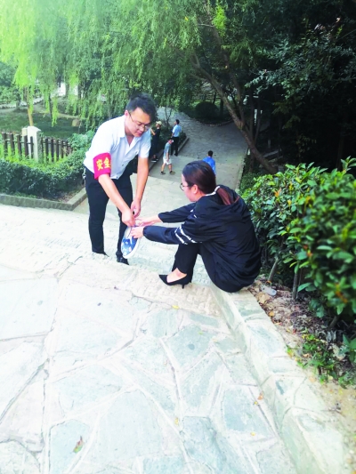 木兰天池有支为游客做“小事”的服务队