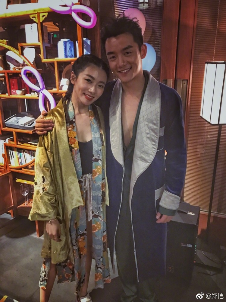 郑恺生日开睡衣趴 众美女环绕气氛浓烈（图）