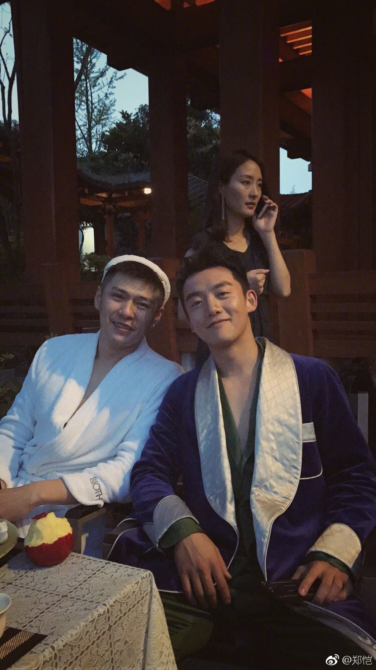郑恺生日开睡衣趴 众美女环绕气氛浓烈（图）