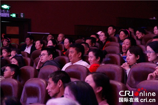 图片默认标题_fororder_3、现场观众认真观看表演