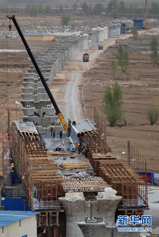 4月17日,工人在京张高速铁路工程宣化区境内跨112国道特大桥工地施工.