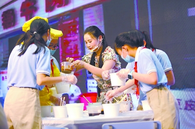 武汉开发区奥林小学李丹 带孩子们做热干面点燃家乡情怀