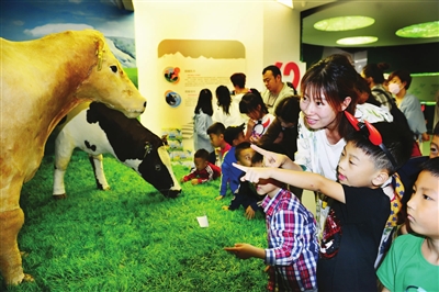 众多市民参观沈阳辉山牛奶世界博物馆