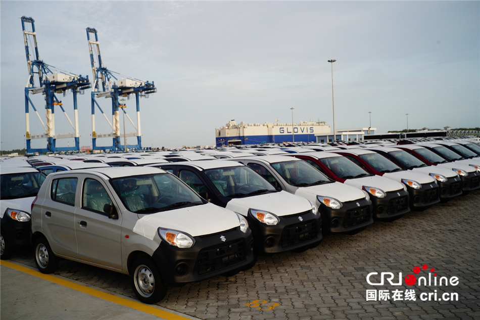 图片默认标题_fororder_3 汉港车辆堆场，目前停放着约5000辆汽车。其中有的直供斯里兰卡本国市场，而有的正在等待中转到非洲、欧洲和中东等地 摄影：张亚东