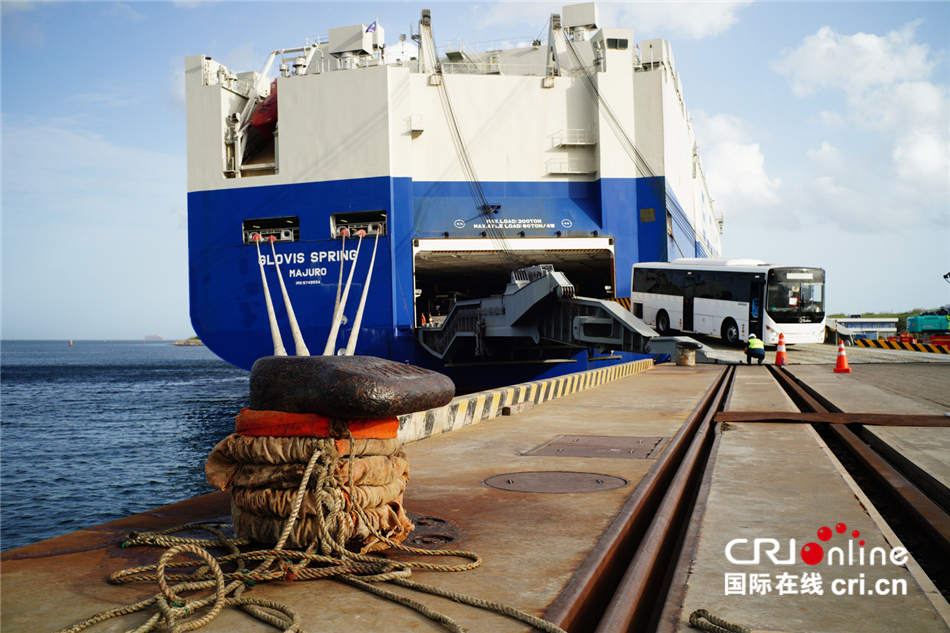 图片默认标题_fororder_2 停靠在斯里兰卡汉班托塔港1号泊位的韩国籍“GLOVIS”轮，工人正小心的将大巴车开下船。目前码头从1小时装卸汽车100辆，提高到了120辆 摄影：张亚东
