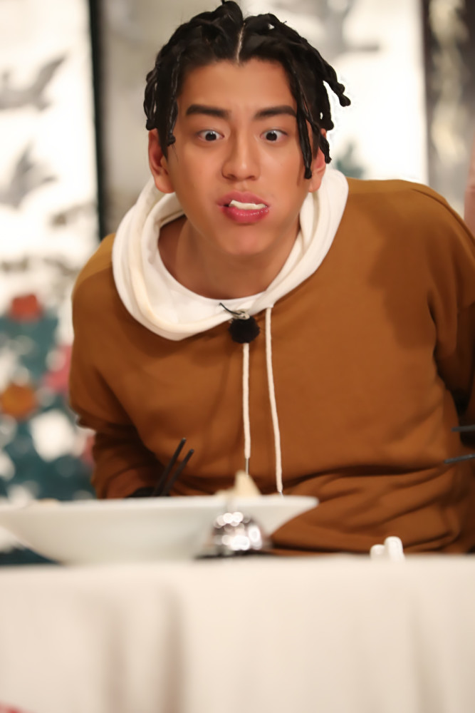 前方高能：王大陆满头小脏辫发型亮瞎眼