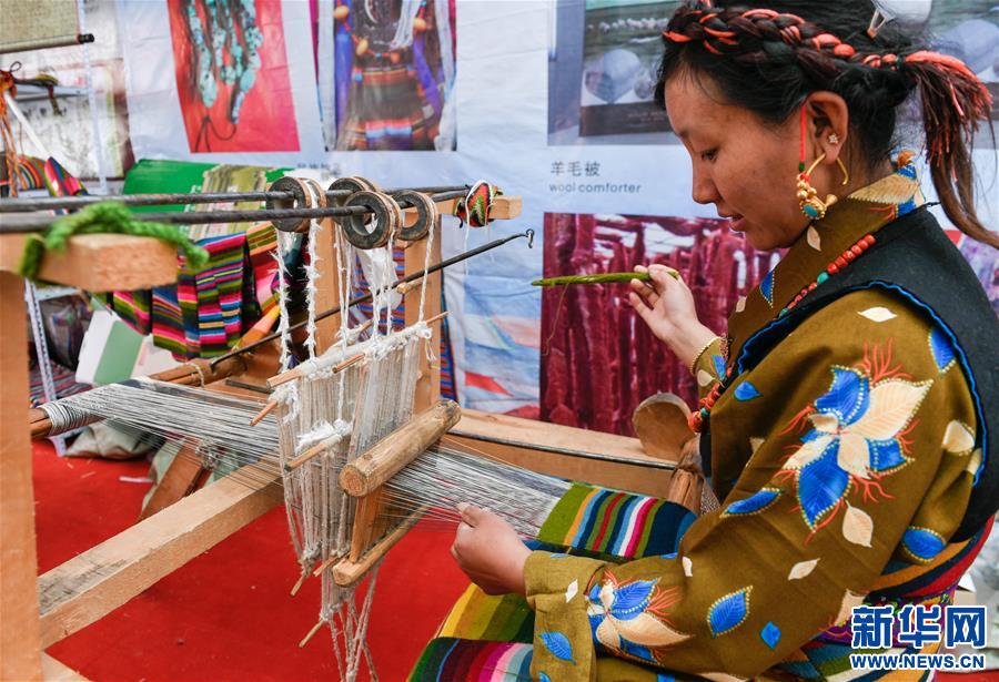 西藏日喀则举行民族特色产品展销会