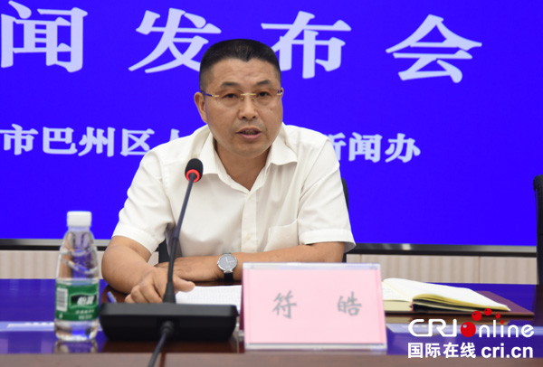 图片默认标题_fororder_巴州区教育科技体育局党委委员、机关党委副书记、办公室主任符皓介绍相关情况（摄影--徐琴）