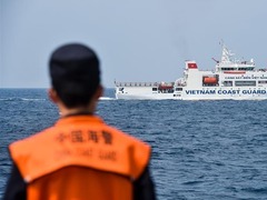 中越海警举行2017年首次北部湾共同渔区海上联合检查
