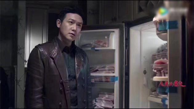网友晒剧照称羡慕满屋钞票 陆毅调侃：又不能花