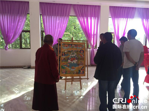图片默认标题_fororder_2、人们参观唐卡作品展出