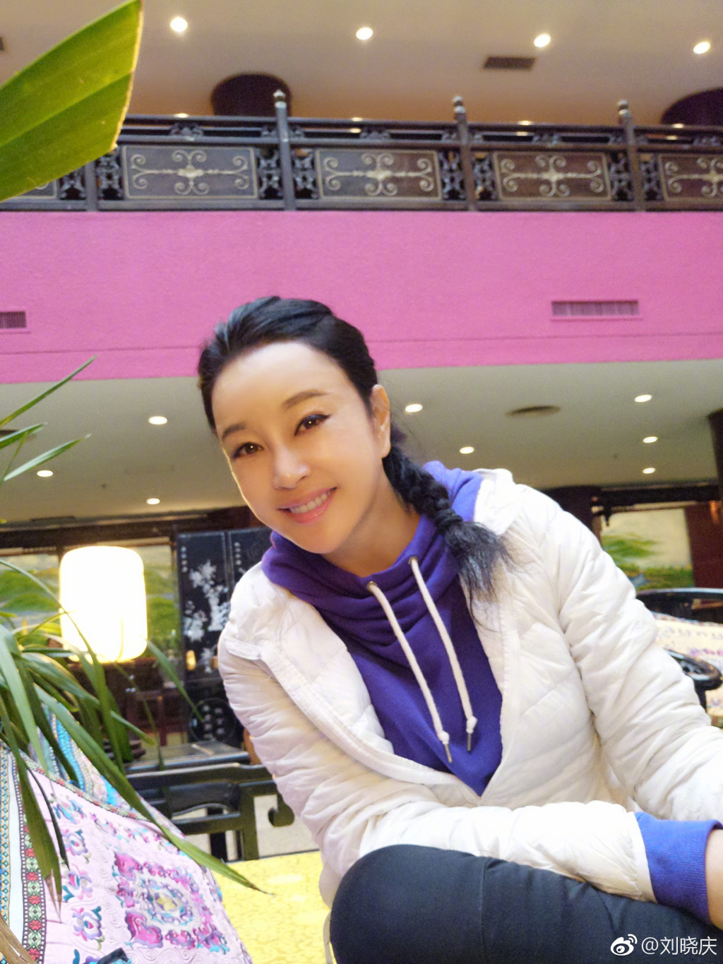 61岁刘晓庆晒梳麻花辫自拍 皮肤光滑饱满似假人