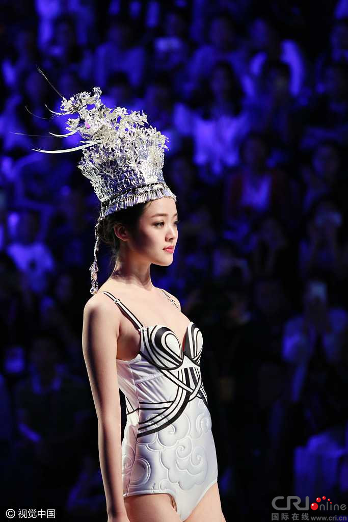 内衣创意设计大赛太会玩 模特头顶头饰走秀不