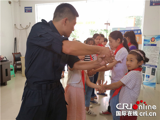【社会民生】开学临近 重庆巴南区安澜镇来了一群“警察妈妈”