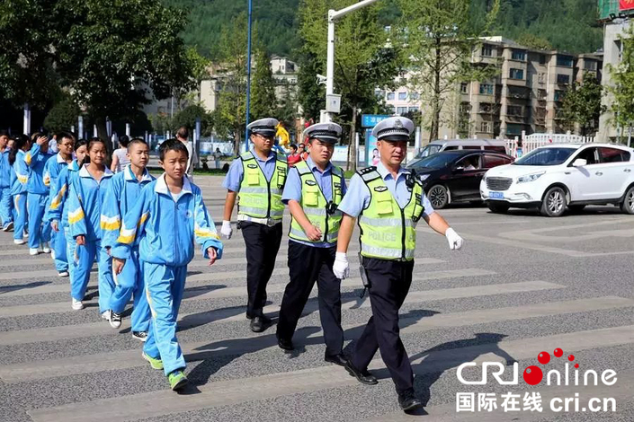 贵州六盘水交警多举措解决城市发展中的交通问题