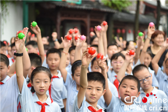 （原创 本网专栏列表 ChinaNews带图列表 移动版）南京迎来开学季 新学期新气象（条目标题是：） 南京迎来开学季 新学期新气象