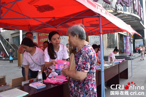 图片默认标题_fororder_志愿者发放宣传手册-（摄影-任徐）