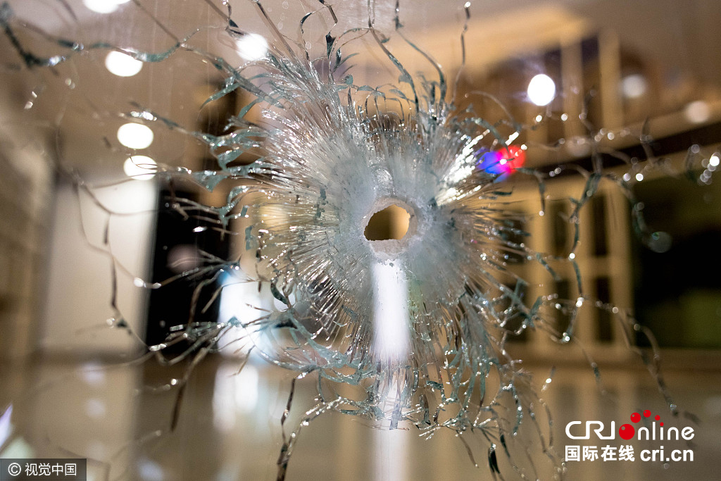法国香街发生枪击案 玻璃弹孔触目惊心- 国际在