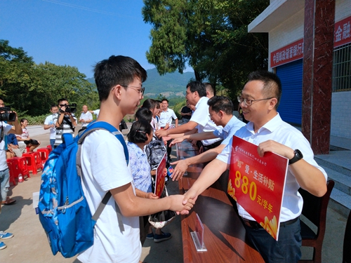 （导航成都，移动端）深耕“三农”扶微助贫 将爱“邮”向乡村深处