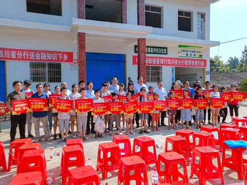 （导航成都，移动端）深耕“三农”扶微助贫 将爱“邮”向乡村深处