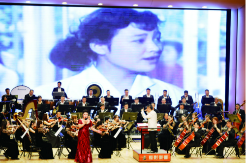 此后,长影乐团首席,青年小提琴演奏家何楠带来的小提琴独奏《花儿