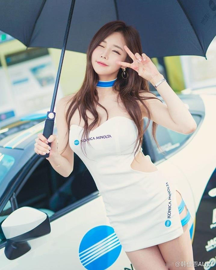 美少女变身赛车女郎 萝莉脸配魔鬼身材