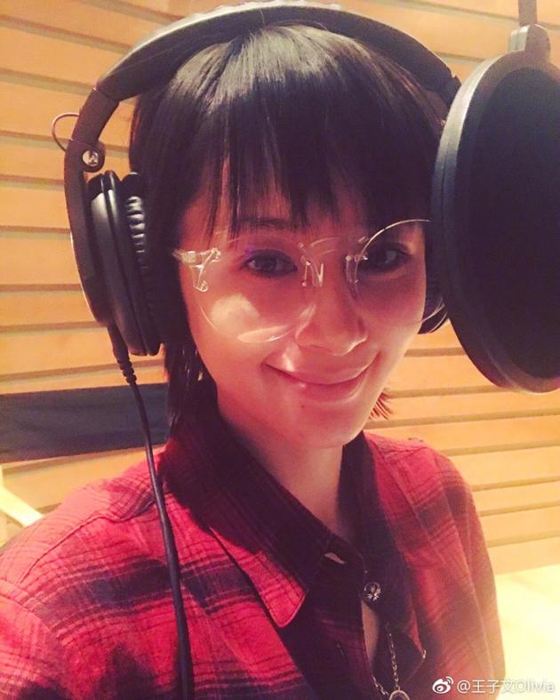 王子文录制《欢乐颂2》主题曲 短发格子衫显清