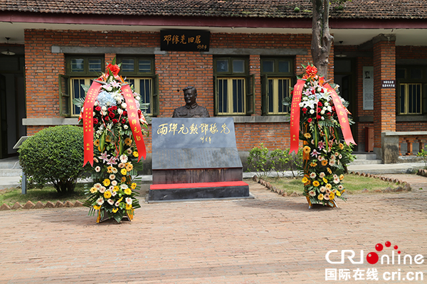 图片默认标题_fororder_邓稼先铜像安放仪式完成