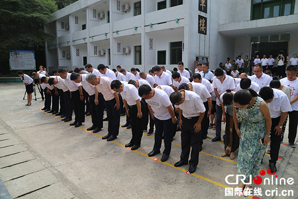 图片默认标题_fororder_参加仪式人员向邓稼先铜像行鞠躬礼