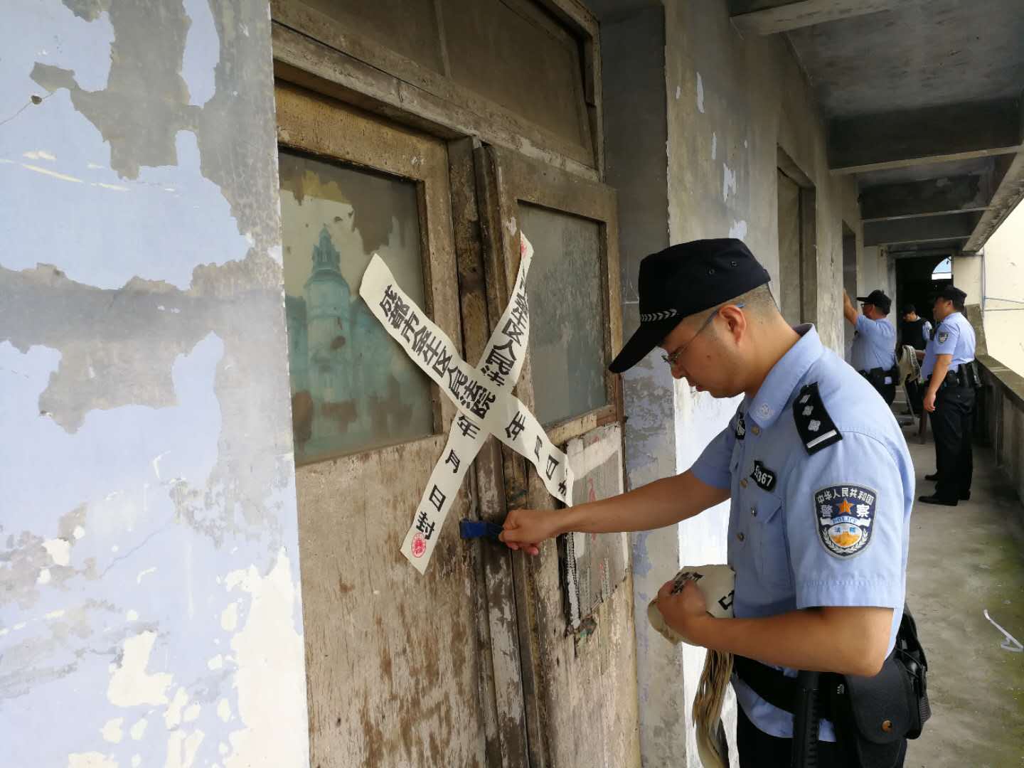 执行干警正在对空置房间张贴封条_fororder_微信图片_20180905094355