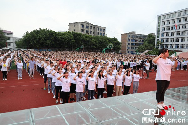 图片默认标题_fororder_师生现场宣誓