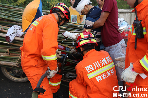 图片默认标题_fororder_消防官兵展开救援
