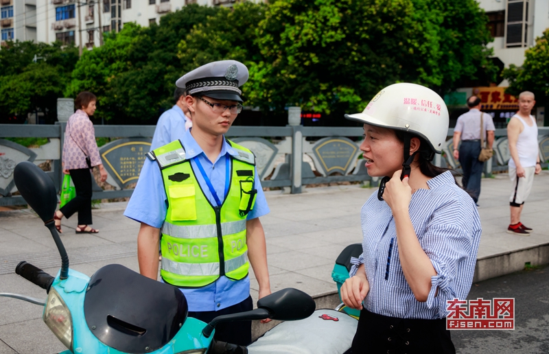 交通安全从“头”抓起 德化免费送头盔促安全 交通安全从“头”抓起 德化免费送头盔促安全