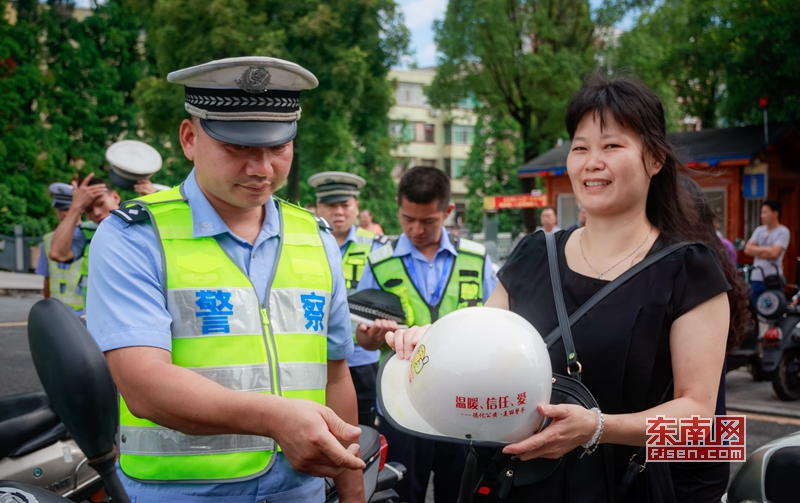 交通安全从“头”抓起 德化免费送头盔促安全 交通安全从“头”抓起 德化免费送头盔促安全