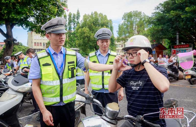 交通安全从“头”抓起 德化免费送头盔促安全 交通安全从“头”抓起 德化免费送头盔促安全