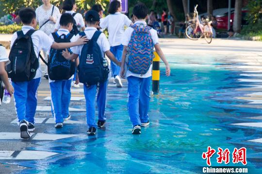 “海洋世界”现身路面 海口首条3D斑马线获市民称赞 “海洋世界”现身路面 海口首条3D斑马线获市民称赞