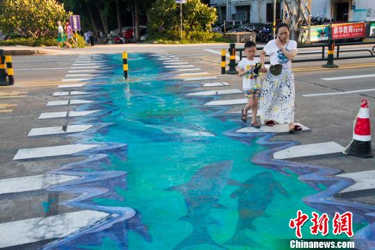 “海洋世界”现身路面 海口首条3D斑马线获市民称赞 “海洋世界”现身路面 海口首条3D斑马线获市民称赞