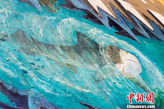 “海洋世界”现身路面 海口首条3D斑马线获市民称赞 “海洋世界”现身路面 海口首条3D斑马线获市民称赞