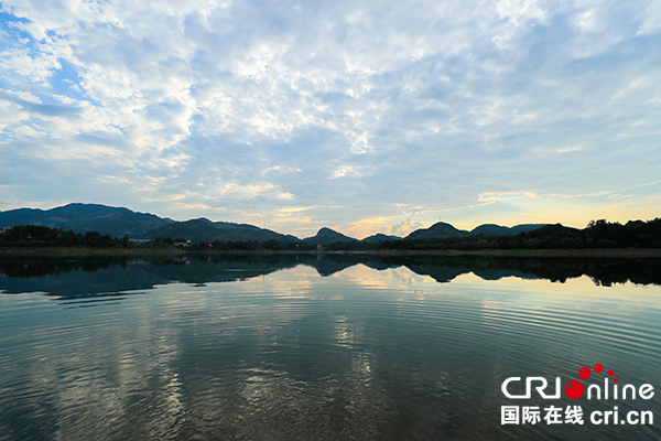 图片默认标题_fororder_晚霞与彩云映照华蓥山天池湖，呈现出暮色苍茫、水天一色的景象