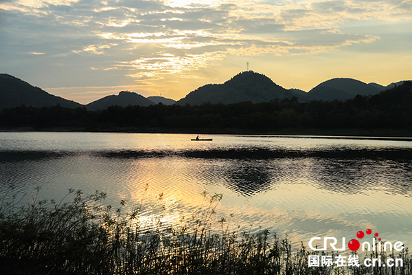 图片默认标题_fororder_一叶小舟华蓥山天池湖水天一色的湖面上行驶