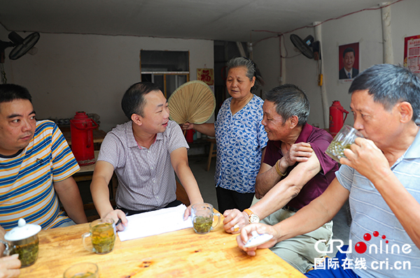 图片默认标题_fororder_廉情监督员(左二)向喝茶的群众详细了解基层党风廉洁情况