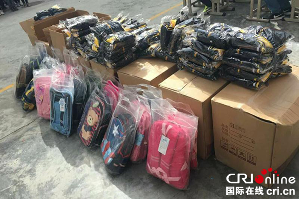 图片默认标题_fororder_青年企业家协会赠送的爱心书包- 供图-马尔康市日部乡党政综合办