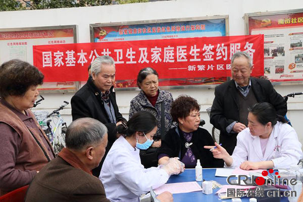 图片默认标题_fororder_新都区家庭医生为社区民族上门服务（成都市新都区委宣传部-供图）