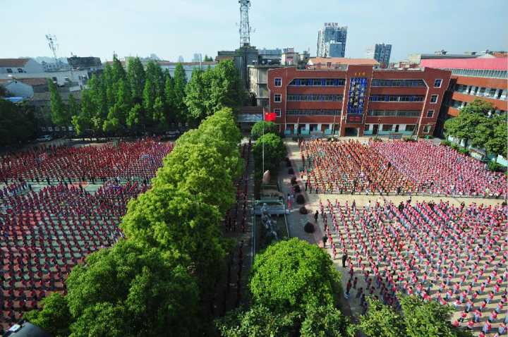 武汉最大小学“超载”1300余人 如厕要看班级安排表